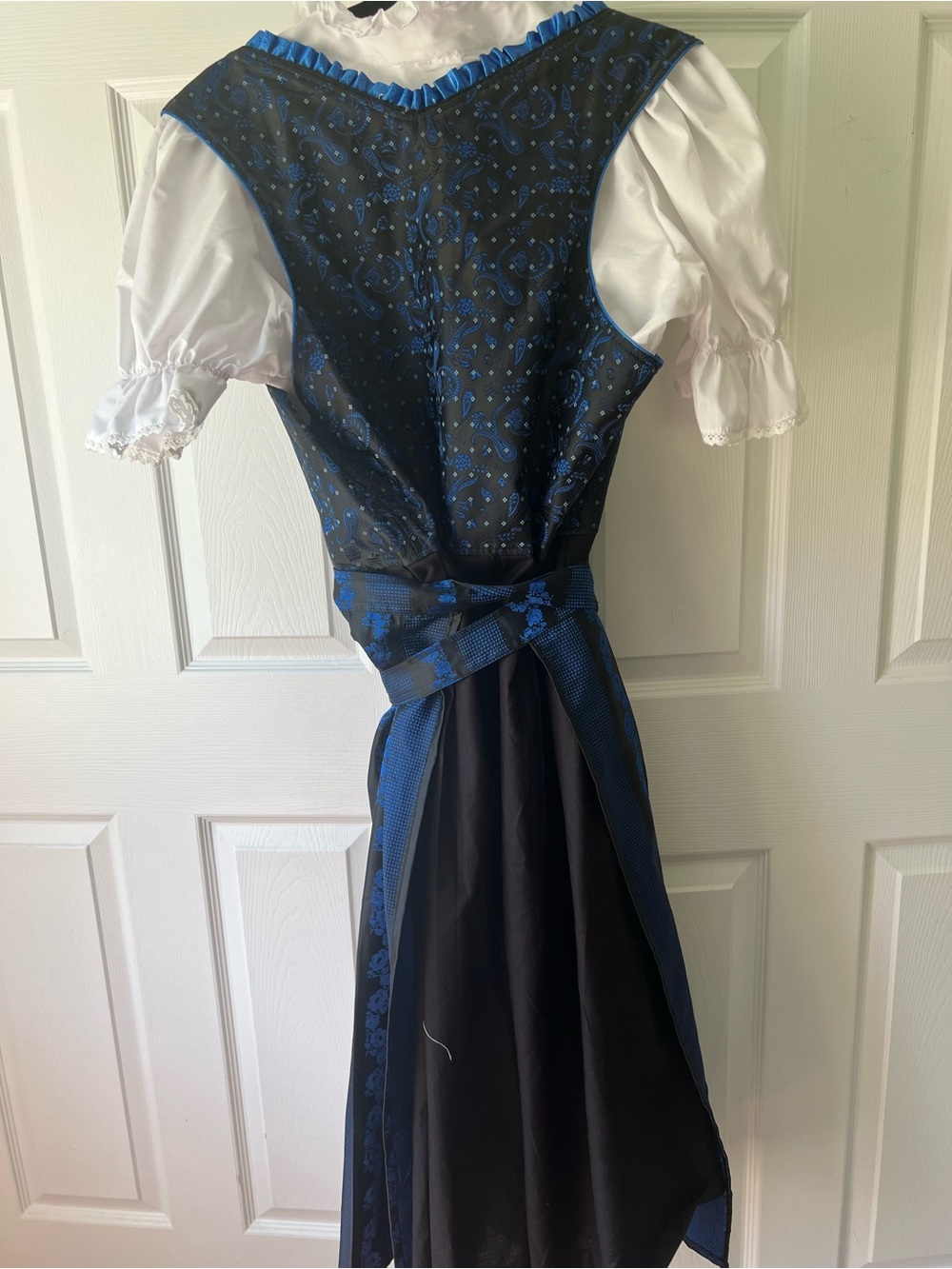 Blue Bavarian-Style Dirndl Skirt with apron and blouse - Picture 3 of 3